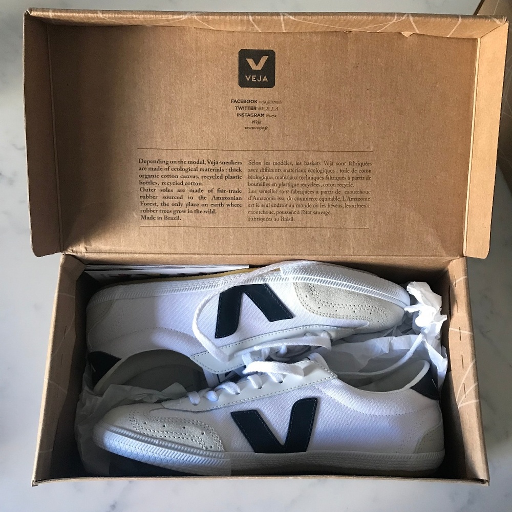 Brand New Veja Volleys